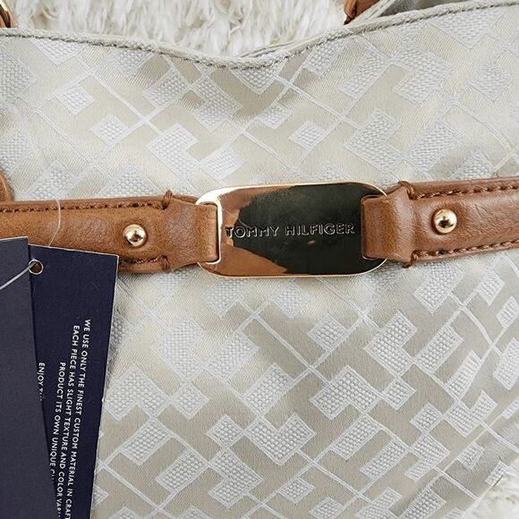 NWT Tommy Hilfigeer Women Handbag Shoulder Logo NWT - Picture 2 of 6